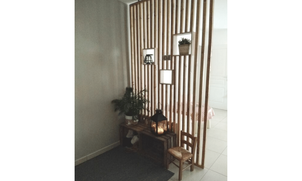 Séparateur d'entrée en bois ajouré