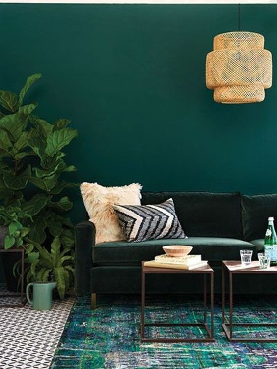 Mur vert émeraude dans le salon
