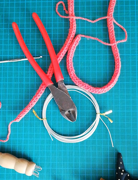 Préparation du fil de fer pour tricotin