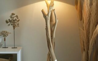 Lampadaire en bois flotté et tissu